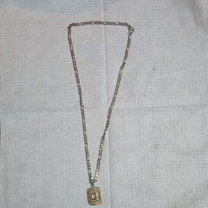 Elegant Gold Pendant Necklace